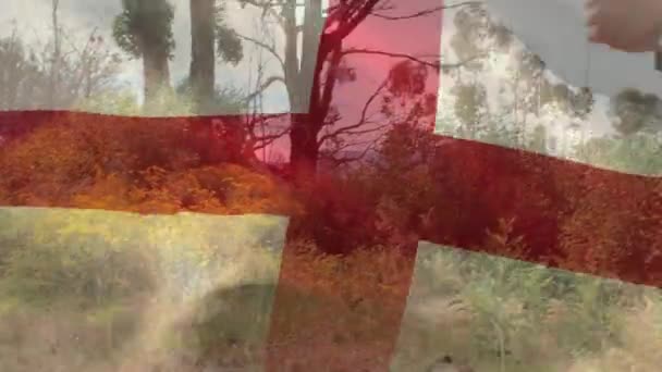Animation Der Flagge Englands Über Einem Kaukasischen Soldaten Mit Waffe — Stockvideo