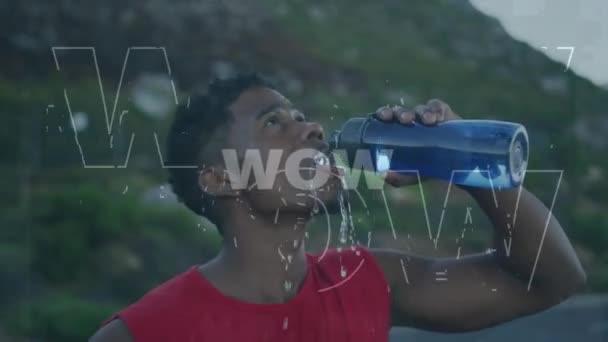 Анимация Вау Текста Над Африканским Бегуном Мужского Пола Пьющим Воду — стоковое видео