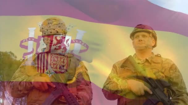 在携带武器的不同男性士兵身上升起西班牙国旗 公共防御和爱国主义概念数码视频 — 图库视频影像