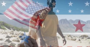 Dağlarda gezen gülümseyen çift üzerine Amerikan bayrağı animasyonu. Vatanseverlik ve kutlama konsepti dijital olarak oluşturulmuş video.