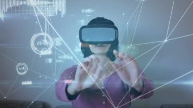 VR kulaklık takan beyaz kadın üzerindeki bağlantı ağının animasyonu. bağlantılar, teknoloji ve veri işleme kavramı dijital olarak oluşturulmuş video.