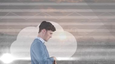 Bulut simgeleri ve şehir manzarası üzerinde beyaz iş adamı animasyonu. küresel bağlantılar ve veri işleme konsepti dijital olarak oluşturulmuş video.