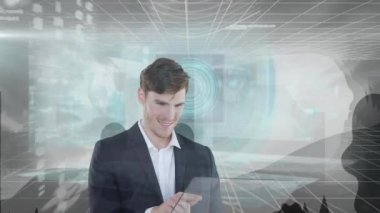 Veri işleme üzerine beyaz iş adamının animasyonu. küresel bağlantılar ve veri işleme konsepti dijital olarak oluşturulmuş video.