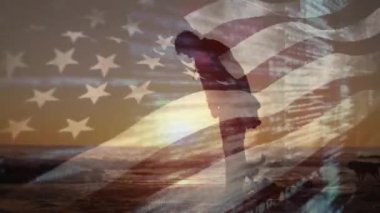 Amerikan bayrağının sahilde köpekli beyaz bir adam üzerinde canlandırılması. Vatanseverlik ve kutlama konsepti dijital olarak oluşturulmuş video.