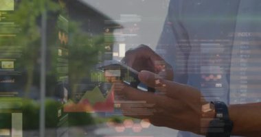 Akıllı telefon kullanan beyaz iş adamının istatistik ve mali veri işleme animasyonu. küresel iş, bağlantılar ve veri işleme kavramı dijital olarak oluşturulmuş video.