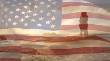 Sahildeki Afro-Amerikan çifti üzerine Amerikan bayrağının animasyonu. Vatanseverlik ve kutlama konsepti dijital olarak oluşturulmuş video.
