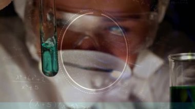 Laboratuvarda çalışan beyaz kadın bilim adamı üzerinde DNA iplikçiklerinin ve matematiksel denklemlerin animasyonu. küresel bilim ve dijital arayüz kavramı dijital olarak oluşturulmuş video.