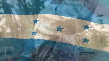 Afro-Amerikan erkek askerine karşı Honduras bayrağı animasyonu. Ordu, kamu savunması ve vatanseverlik kavramı dijital olarak oluşturulmuş video.