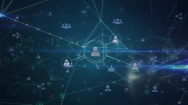 Mavi arkaplandaki simgeler ve veri işleme ile bağlantı ağının animasyonu. Sosyal medya ve iletişim arayüzü kavramı dijital olarak oluşturulmuş video.