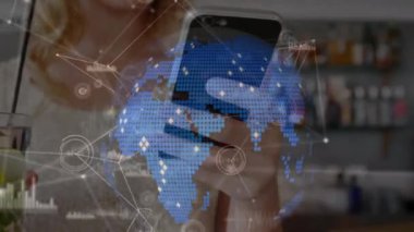 Kafkasyalı iş kadınının akıllı telefon kullanarak dünya ve veri işleme animasyonu. küresel iş, finans, bağlantılar ve dijital arayüz konsepti dijital olarak oluşturulmuş video.