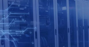 Sunucular ve bilgisayar devre kartı üzerinde veri işleme animasyonu. küresel hesaplama, veri işleme, teknoloji ve dijital arayüz kavramı dijital olarak oluşturulmuş video.