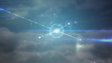 Bulutların üzerindeki simgelerle bağlantı ağının animasyonu. Sosyal medya ve iletişim arayüzü kavramı dijital olarak oluşturulmuş video.
