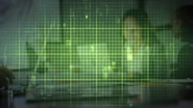 Ofisteki dizüstü bilgisayarı kullanan farklı iş adamlarının izoelektrik hattının animasyonu. küresel iş, finans, bağlantılar ve dijital arayüz konsepti dijital olarak oluşturulmuş video.