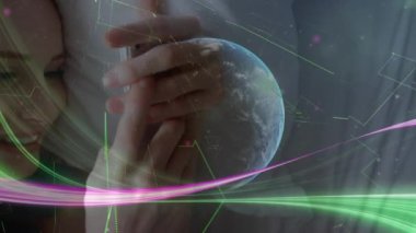 Kafkasyalı iş kadınının akıllı telefon kullanarak dünya ve ışık izlerinin animasyonu. küresel iş, finans, bağlantılar ve dijital arayüz konsepti dijital olarak oluşturulmuş video.