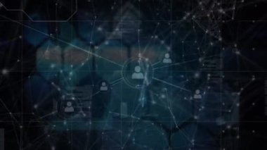 Mavi arkaplandaki simgeler ve veri işleme ile bağlantı ağının animasyonu. Sosyal medya ve iletişim arayüzü kavramı dijital olarak oluşturulmuş video.