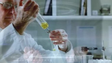 Laboratuvarda çalışan beyaz erkek bilim adamı üzerinde DNA ipliği ve veri işleme animasyonu. küresel bilim ve dijital arayüz kavramı dijital olarak oluşturulmuş video.