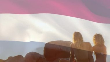 Hollanda bayrağının sahildeki çeşitli arkadaş grupları üzerindeki animasyonu. Vatanseverlik ve kutlama konsepti dijital olarak oluşturulmuş video.