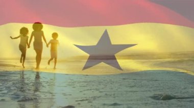 Sahildeki Afro-Amerikan ailesinin üzerinde Gana bayrağının animasyonu. Vatanseverlik ve kutlama konsepti dijital olarak oluşturulmuş video.