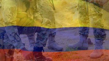 Kolumbia bayrağının farklı silahlı erkek askerler üzerinde canlandırılması. Ordu, kamu savunması ve vatanseverlik kavramı dijital olarak oluşturulmuş video.
