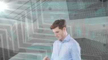 Veri işleme ve şehir manzarası üzerine beyaz iş adamının animasyonu. küresel bağlantılar ve veri işleme konsepti dijital olarak oluşturulmuş video.