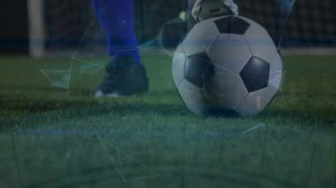 Erkek futbolcunun bacaklarının üzerinde şekillerin ve dönen dünyanın animasyonu. global spor, bağlantılar ve teknoloji konsepti dijital olarak oluşturulmuş video.