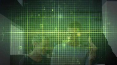 Ofisteki dizüstü bilgisayarları kullanarak farklı iş adamlarının izoelektrik hattının animasyonu. küresel iş, finans, bağlantılar ve dijital arayüz konsepti dijital olarak oluşturulmuş video.