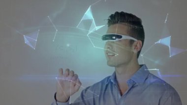 VR kulaklık takan beyaz bir adam üzerinde parlayan dünya ile olan bağlantıların animasyonu. küresel bağlantılar, teknoloji ve ağlar dijital olarak oluşturulmuş video.
