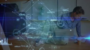 Evden çalışan beyaz bir adamın veri işleme animasyonu. ev ofisi ve çevrimiçi çalışma konsepti dijital olarak oluşturulmuş video.