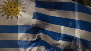 Uruguay bayrağının Kafkasyalı silahlı erkek asker üzerinde canlandırılması. İngiliz bayrağının Kafkasyalı silahlı erkek asker üzerinde canlandırılması.