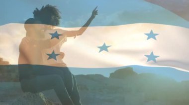 Sahildeki Afro-Amerikan çifti yerine Honduras bayrağı animasyonu. Vatanseverlik ve kutlama konsepti dijital olarak oluşturulmuş video.