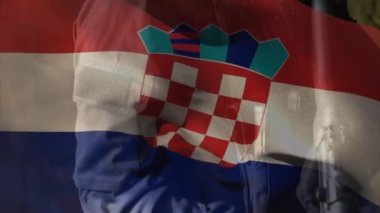 Beyaz silahlı erkek askerin üzerinde Hırvat bayrağının canlandırılması. Ordu, kamu savunması ve vatanseverlik kavramı dijital olarak oluşturulmuş video.