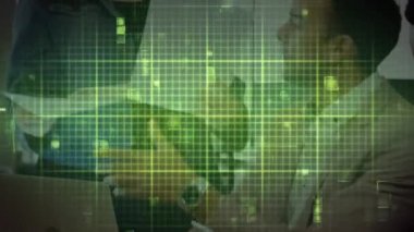 Ofisteki dizüstü bilgisayarları kullanarak farklı iş adamlarının izoelektrik hattının animasyonu. küresel iş, finans, bağlantılar ve dijital arayüz konsepti dijital olarak oluşturulmuş video.