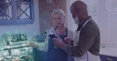 Evde şarap içen yaşlı çiftlerin ışıklarının canlandırılması. şarap işi, kutlama ve birlikte zaman geçirme konsepti dijital olarak oluşturulmuş video.