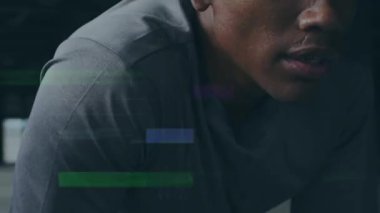 Spor salonundaki Afro-Amerikan sporcusuna müdahale. global sporlar, sağlıklı yaşam tarzı ve dijital arayüz konsepti dijital olarak oluşturulmuş video.