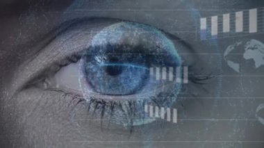 Veri işleme animasyonu ve mavi göz üzerindeki istatistikler. çevrimiçi kimlik, hesaplama, veri işleme ve dijital arayüz kavramı dijital olarak oluşturulmuş video.