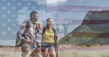 Gülümseyen çift yürüyüşü üzerine Bağımsızlık Günü metni. Vatanseverlik ve kutlama konsepti dijital olarak oluşturulmuş video.