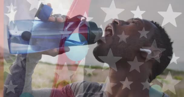 山の中で水を飲むアフリカ系アメリカ人に対するアメリカ人の旗のアニメーション 愛国心とお祝いのコンセプトをデジタルで — ストック動画