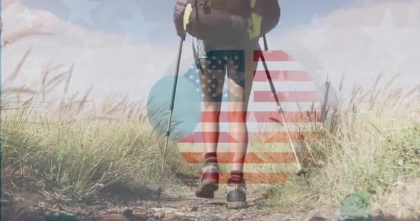 Animace Americké Vlajky Nad Různými Páry Turistiky Horách Patriotismus Koncepce — Stock video