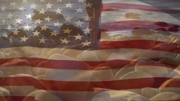 在海滩上 美国国旗在高加索女人上空飘扬 爱国主义和庆祝概念数码视频 — 图库视频影像