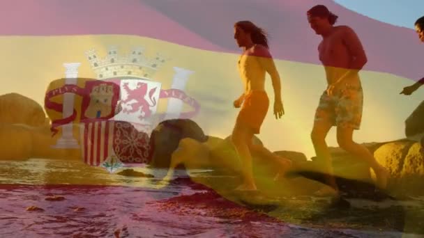 Animation Der Spanischen Flagge Über Einer Gruppe Von Freunden Strand — Stockvideo