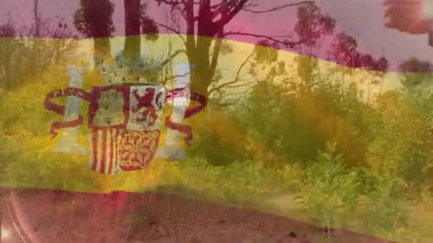 在拿着武器的高加索男性士兵身上升起西班牙国旗 英格兰国旗在手持武器的高加索男性士兵上空的动画 — 图库视频影像