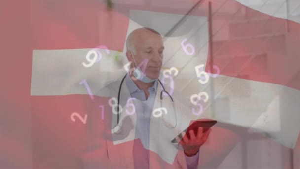 Tablet Kullanan Beyaz Erkek Doktor Maskesinin Üzerinde Numaraların Sviçre Bayrağının — Stok video