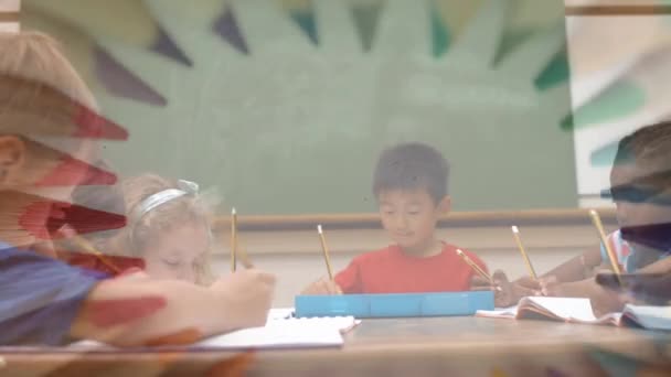 Okuldaki Çeşitli Öğrencilerin Etrafında Dönen Pastel Boyaların Animasyonu Mutlu Beyaz — Stok video