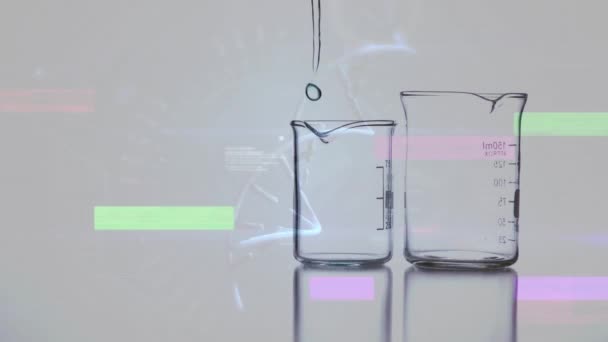 Animación Interferencias Hebra Adn Sobre Vasos Precipitados Con Líquido Concepto — Vídeo de stock