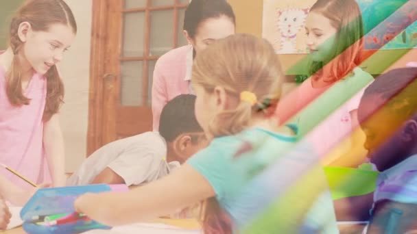 Animación Lápices Colores Sobre Feliz Maestra Caucásica Diversos Alumnos Escuela — Vídeos de Stock