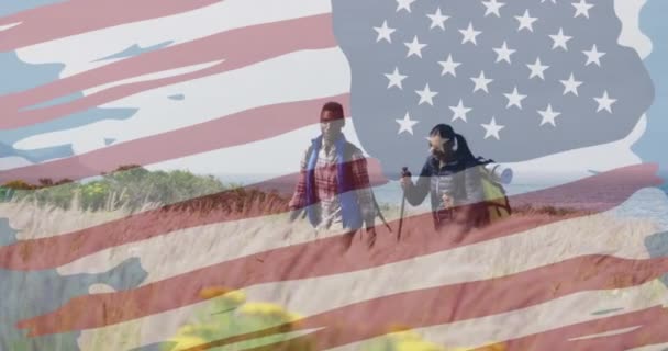 Animace Americké Vlajky Nad Usmívajícím Pestrým Párem Turistiky Horách Patriotismus — Stock video
