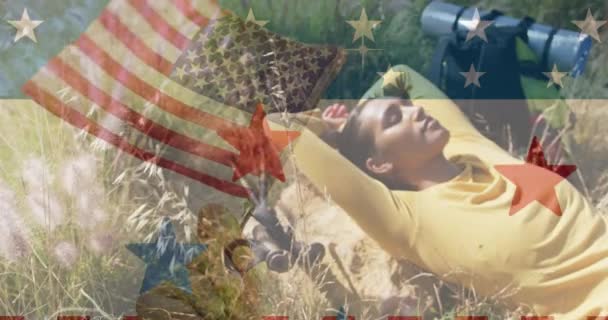 Animation Drapeau Américain Sur Une Femme Biraciale Couchée Dans Les — Video