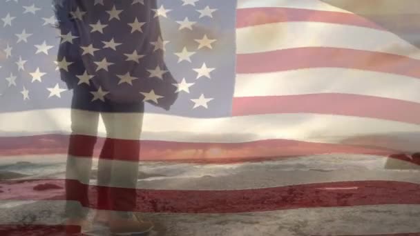 ビーチでアフリカ系アメリカ人のカップルに対するウサの旗のアニメーション 愛国心とお祝いのコンセプトをデジタルで — ストック動画