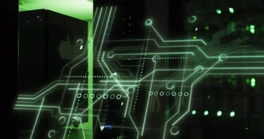 Bilgisayar devre kartından veri işleme animasyonu. küresel hesaplama, veri işleme, teknoloji ve dijital arayüz kavramı dijital olarak oluşturulmuş video.