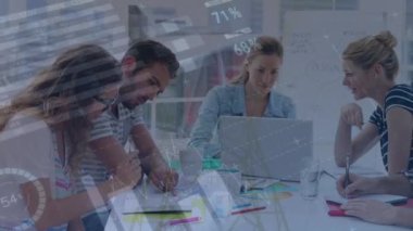 Tablet kullanan kadın ve erkek işçilerin çeşitli veri ve grafiklerinin animasyonu. iş, ofiste çalışmak ve dijital olarak üretilen video konsepti.